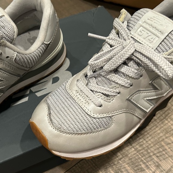 WMNS NEW BALANCE
574 LIFESTYLE METALLIC LEATHER SNEAKERS WOMAN GREY - Picture 6 of 14